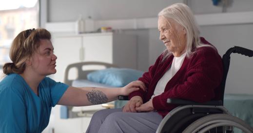 Pflegekraft mit Bewohnerin